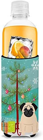 Caroline's Treasures BB4133MUK Merry Christmas Tree Pug Fawn İnce kutular için Ultra Hugger, Soğutucu Kol Hugger Makinede